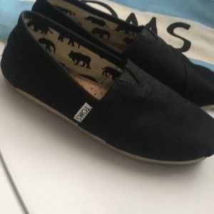 Toms black shoes